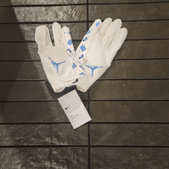 Men's Jordan UNC Tarheels Team Issued Vapor Football Jet 7.0 Gloves - Picture 10 of 12